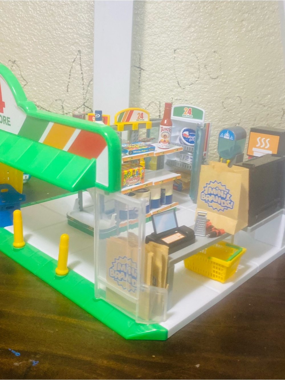 Zuru Mini Brands 24hr Customer Convenience Store W 27 Accessories Drill Pringles